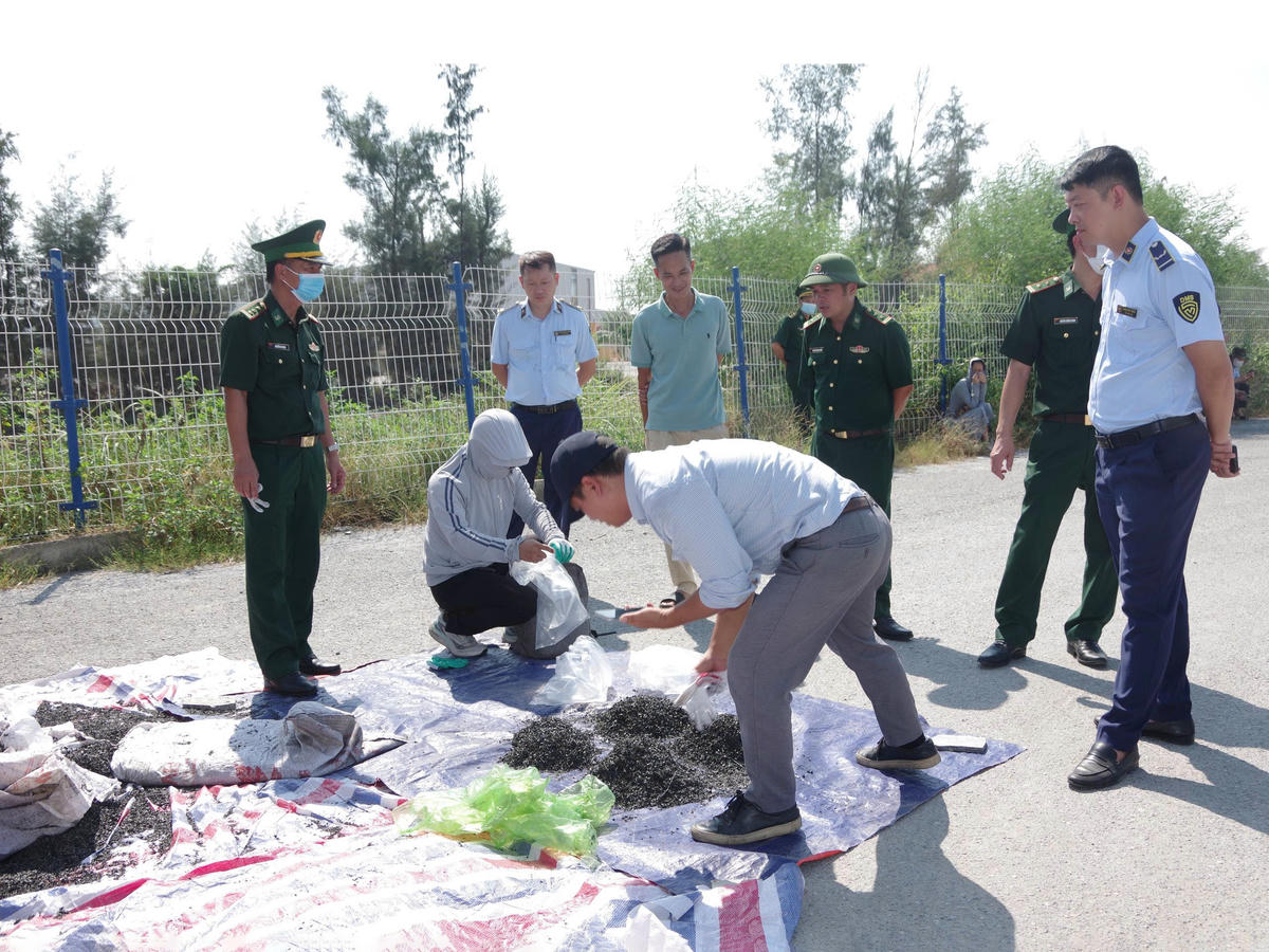 Các lực lượng chức năng tiến hành lấy mẫu giám định theo quy định của pháp luật. Ảnh: PT.