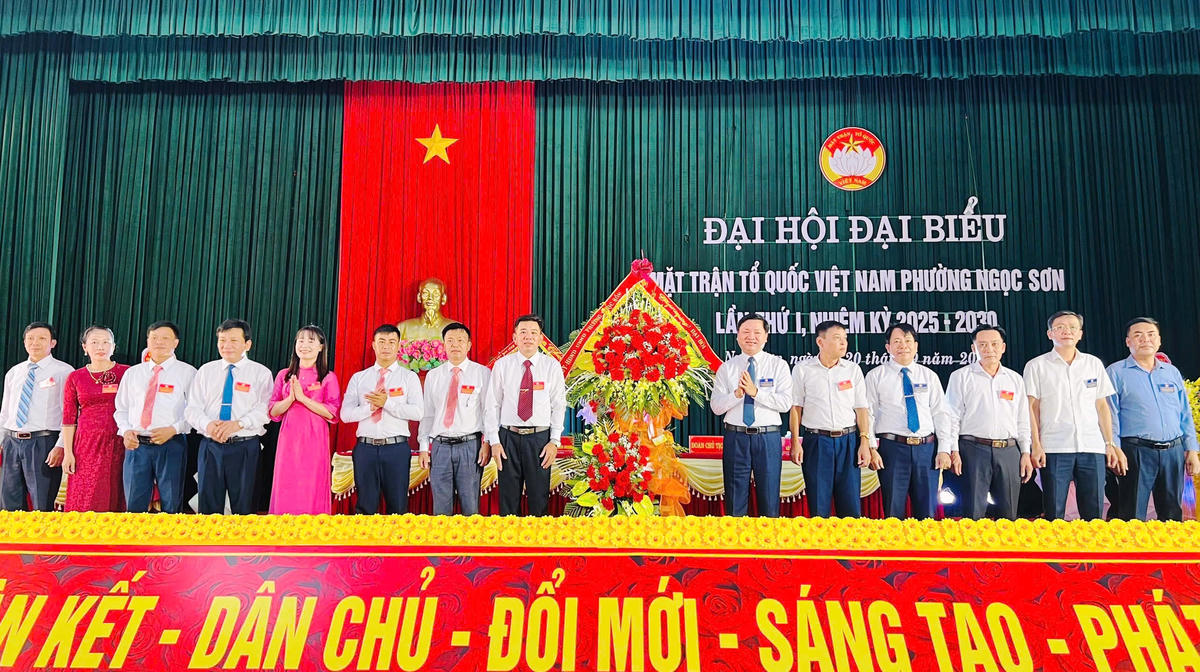 CLãnh đạo phường Ngọc Sơn tặng lẵng hoa chúc mừng đại hội.. Ảnh: Nguyễn Chung.