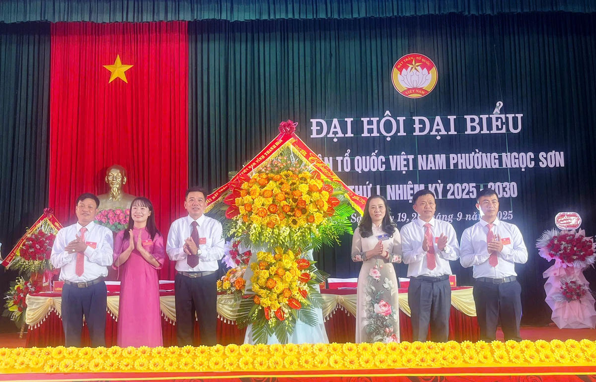 Lãnh đạo Ủy ban MTTQ tỉnh Thanh Hóa trao tặng lẵng hoa chúc mừng tại đại hội. Ảnh: Nguyễn Chung.