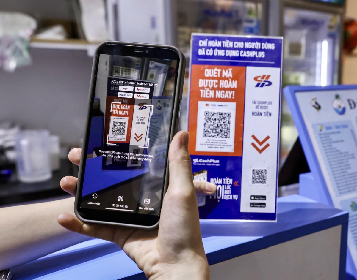 Người dân cần tránh sử dụng wifi công cộng khi giao dịch tài chính và sử dụng thẻ ảo hoặc ví điện tử có giới hạn. Ảnh: Thái Nhung.