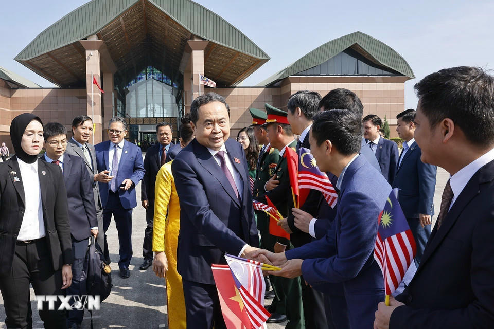 Chủ tịch Thượng viện Malaysia Dato' Awang Bemee Awang Ali Basah tiễn Chủ tịch Quốc hội Trần Thanh Mẫn và Phu nhân. (Ảnh: Doãn Tấn/TTXVN)