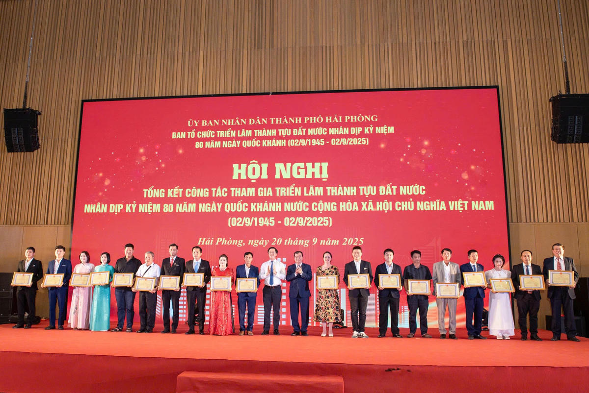 Lãnh đạo TP Hải Phòng tặng Bằng khen cho những tập thể, cá nhân có thành tích xuất sắc trong tổ chức Triển lãm A80. Ảnh: CTV.