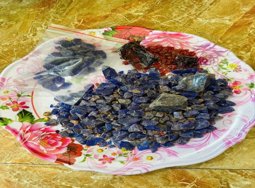 Một số mẫu đá các đối tượng đem ra lừa đảo. Ảnh: Công an xã Mậu A.