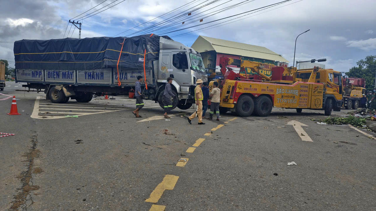 Lực lượng chức năng tiến hành dọn dẹp, khắc phục hiện trường vụ tai nạn xảy ra vào ngày 17/9 tại khu vực ngã ba đường QL 9 và tuyến ĐT 586. Ảnh: Đỗ Văn.
