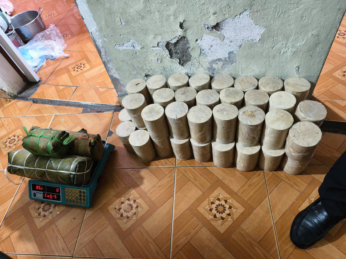 Số giò, chả thành phẩm bị tịch thu. Ảnh: Công an tỉnh Lào Cai.