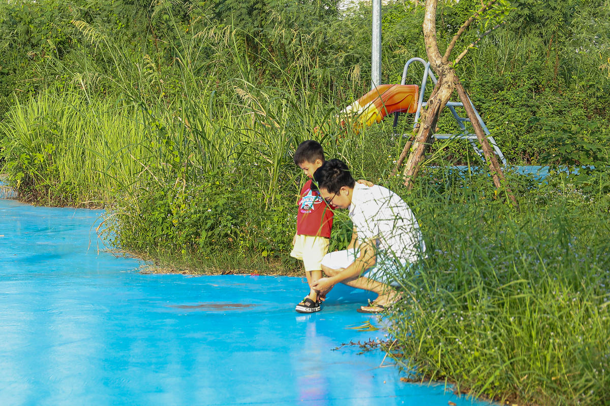 Anh Long, người dân gần công viên CV1 cho hay: “Trước đây cuối tuần tôi thường cho con ra đây vui chơi, nhưng giờ cây cỏ mọc um tùm, không ai dọn dẹp, rác thải vứt bừa bãi nên tôi ít đưa con ra hơn”.