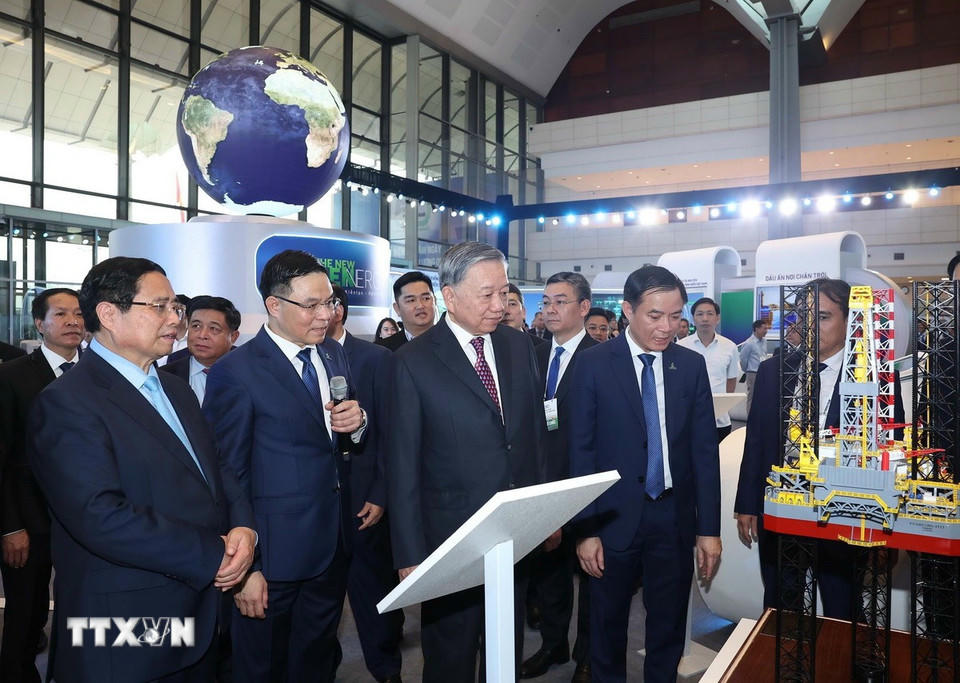 Tổng Bí thư Tô Lâm, Thủ tướng Phạm Minh Chính và các đồng chí lãnh đạo Đảng, Nhà nước tham quan triển lãm thành tựu khoa học công nghệ của Tập đoàn Công nghiệp-Năng lượng Quốc gia Việt Nam. (Ảnh: Thống Nhất/TTXVN).