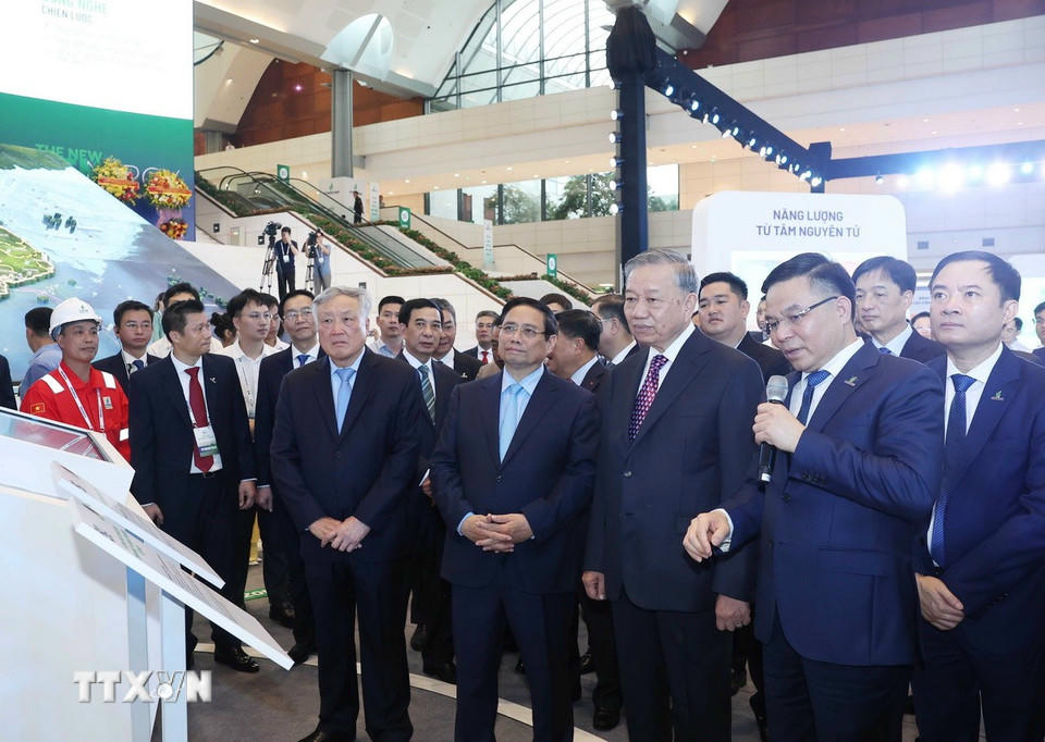 Tổng Bí thư Tô Lâm, Thủ tướng Phạm Minh Chính và các đồng chí lãnh đạo Đảng, Nhà nước tham quan triển lãm thành tựu khoa học công nghệ của Tập đoàn Công nghiệp-Năng lượng Quốc gia Việt Nam. (Ảnh: Thống Nhất/TTXVN).