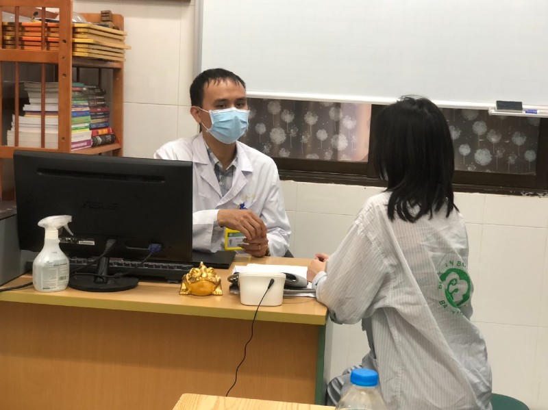 Thăm khám bệnh nhân tại Viện Sức khỏe tâm thần (BV Bạch Mai). Ảnh: BVCC.
