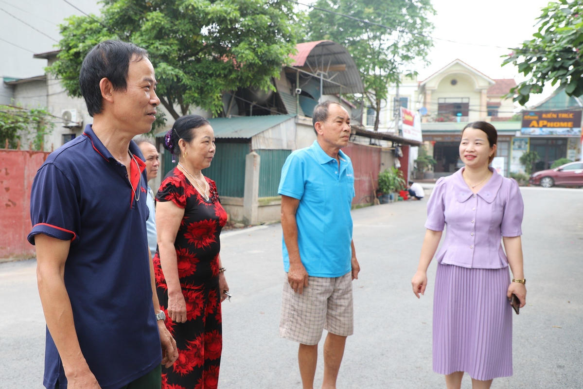 Người dân tỉnh Phú Thọ phấn khởi, tích cực tham gia hiến đất làm đường xây dựng nông thôn mới nâng cao.	Ảnh: Đình Tú.
