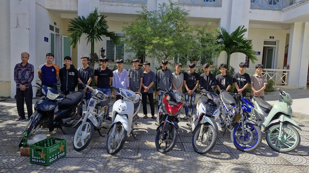 Nhóm đối tượng cùng số tang vật tại Cơ quan Công an. Ảnh: Công an tỉnh Nghệ An