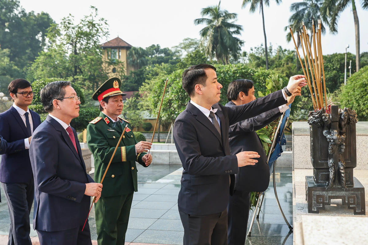Các đại biểu dâng hương tưởng niệm các Anh hùng liệt sỹ tại Đài tưởng niệm các Anh hùng liệt sỹ Bắc Sơn. Ảnh: Quang Vinh.