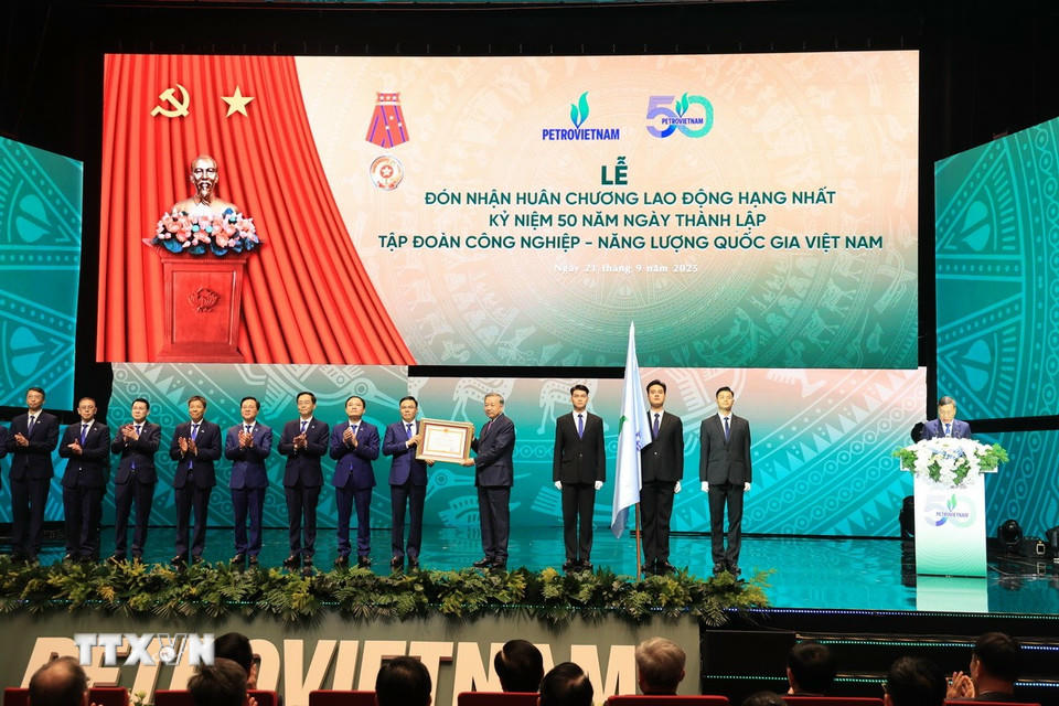 Tổng Bí thư Tô Lâm trao Huân chương lao động hạng Nhất cho Tập đoàn Công nghiệp-Năng lượng Quốc gia Việt Nam. (Ảnh: Quốc Khánh/TTXVN).