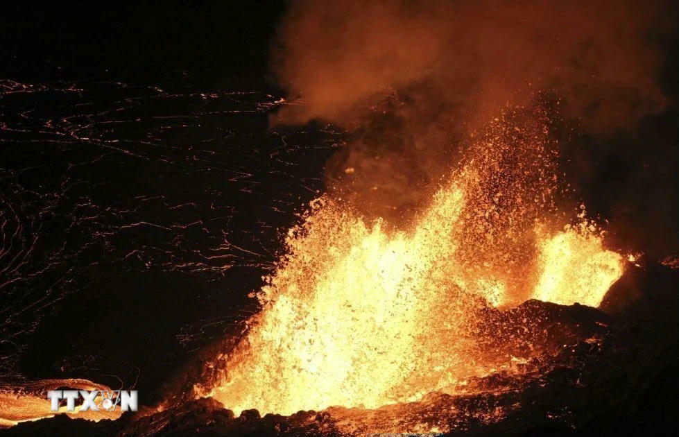 Dung nham phun trào từ núi lửa . (Ảnh: AP/TTXVN).