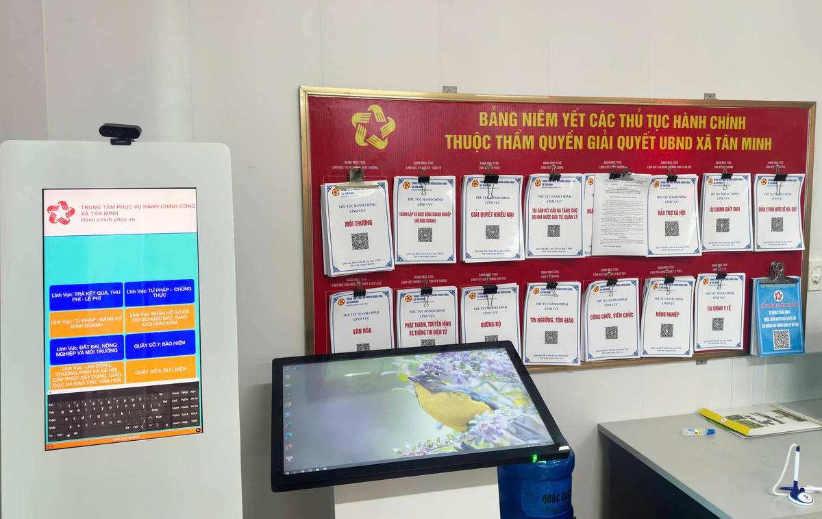 UBND xã Tân Minh niêm yết công khai 382 thủ tục hành chính thuộc thẩm quyền giải quyết của địa phương. Ảnh: CTV.