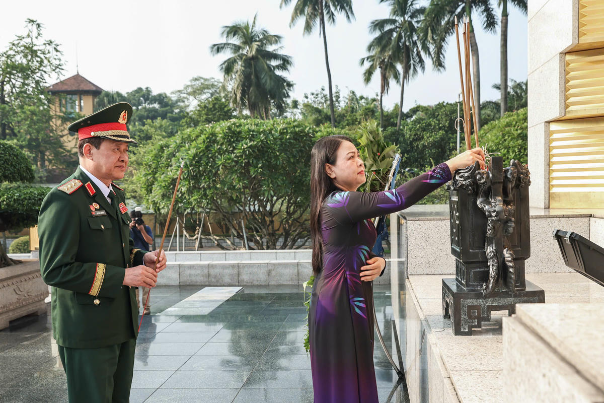 Phó Chủ tịch - Tổng Thư ký UBTƯ MTTQ Việt Nam Nguyễn Thị Thu Hà dâng hương tưởng niệm các Anh hùng liệt sỹ tại Đài tưởng niệm các Anh hùng liệt sỹ Bắc Sơn. Ảnh: Quang Vinh.