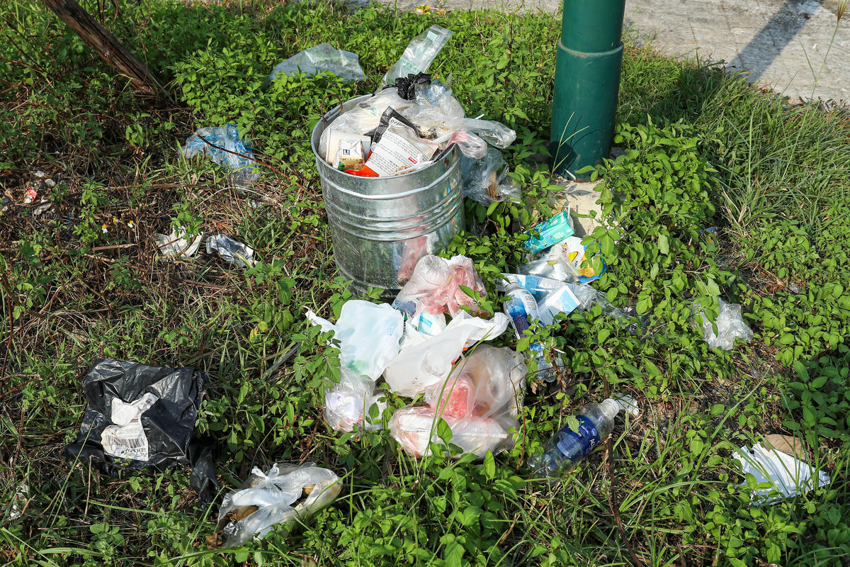 Hình ảnh rác thải nằm ngổn ngang ở công viên.