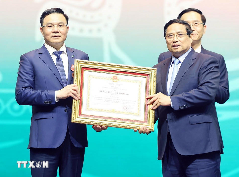 Thủ tướng Phạm Minh Chính trao tặng Huân chương Lao động hạng Nhất cho ông Lê Mạnh Hùng. (Ảnh: Thống Nhất/TTXVN)