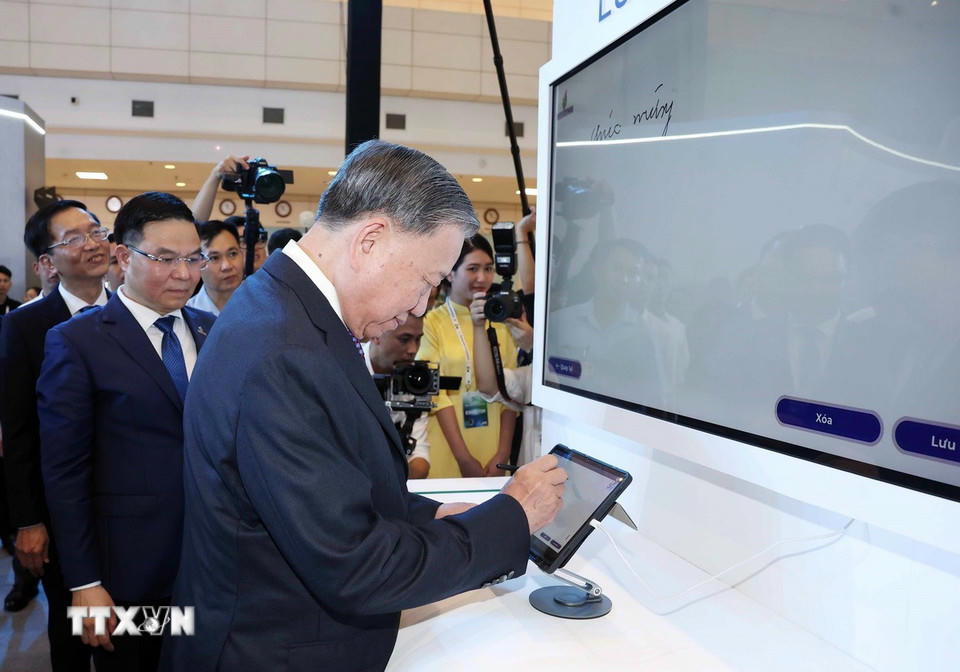 Tổng Bí thư Tô Lâm ghi lưu bút. (Ảnh: Thống Nhất/ TTXVN).