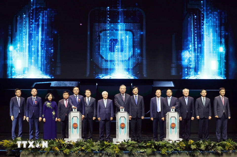 Tổng Bí thư Tô Lâm và các đồng chí lãnh đạo Đảng, Nhà nước thực hiện nghi thức khởi động chương trình Stem Innovation Petrovietnam. (Ảnh: Thống Nhất/TTXVN).