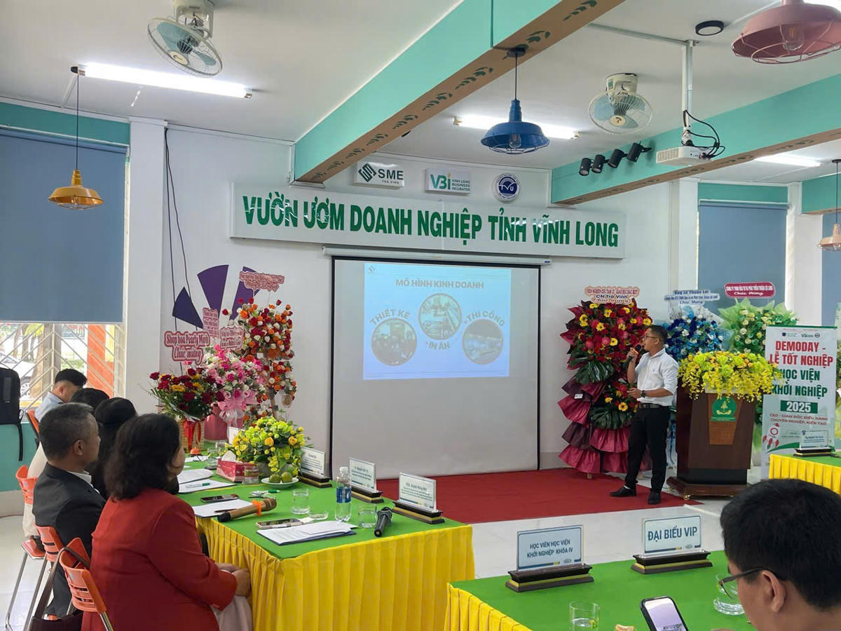 Học viên tiến hành kêu gọi vốn trước nhà đầu tư. (ảnh; TVU)