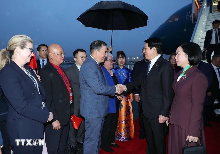 Các đại biểu đón Chủ tịch nước Lương Cường và Phu nhân tại sân bay Boeing Field Seattle, bang Washington (Hoa Kỳ). (Ảnh: TTXVN).