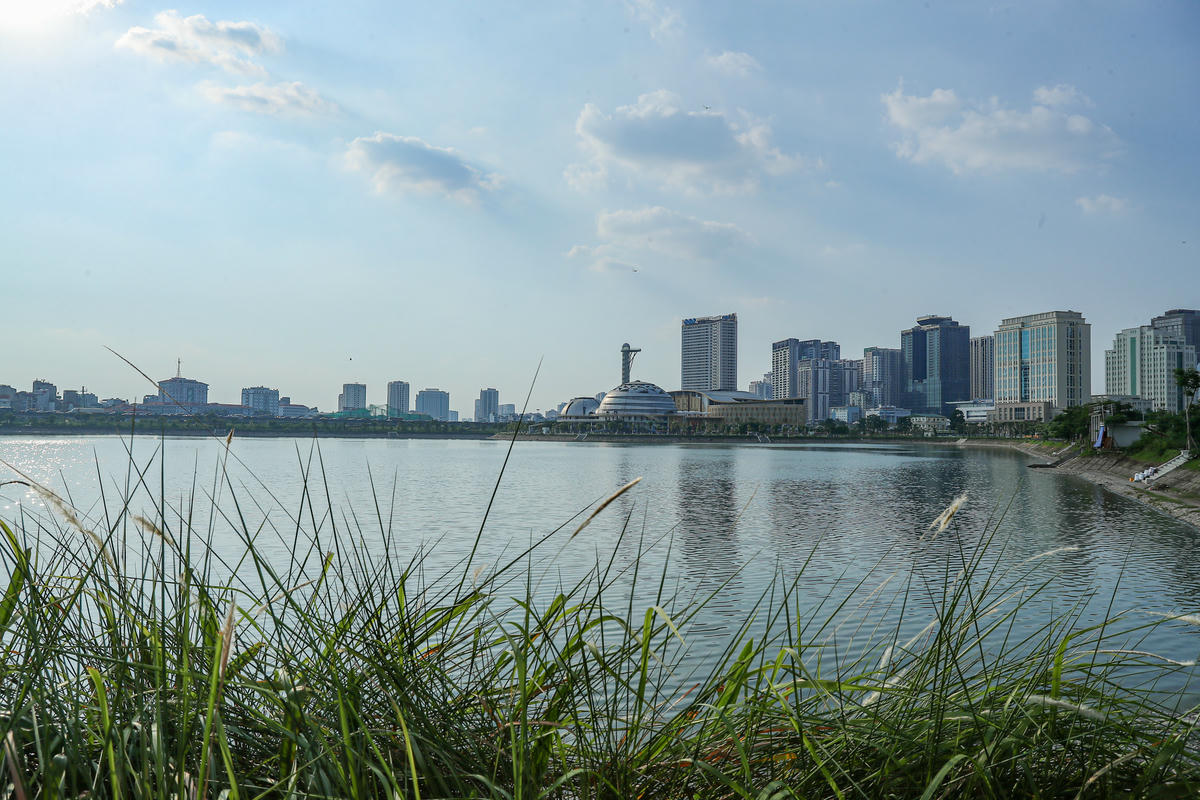 Công viên và hồ điều hòa CV1 (phường Cầu Giấy) có tổng diện tích 32 hecta. Trong đó, hồ điều hòa chiếm diện tích lên tới 19 hecta, công viên CV1 còn có nhiệm vụ quan trọng trong việc điều tiết nước mưa, chống ngập úng và cải thiện vi khí hậu cho cả khu vực rộng lớn.