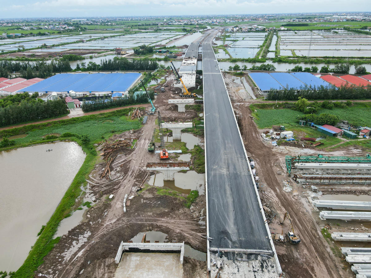 Toàn tuyến đường Nam Định - Lạc Quần - đường bộ ven biển có 3 cây cầu lớn. Trong ảnh là cầu Sò, thuộc xã Giao Ninh, rộng 17m, dài 539m, thiết kế 4 làn xe. Ảnh: Đình Minh