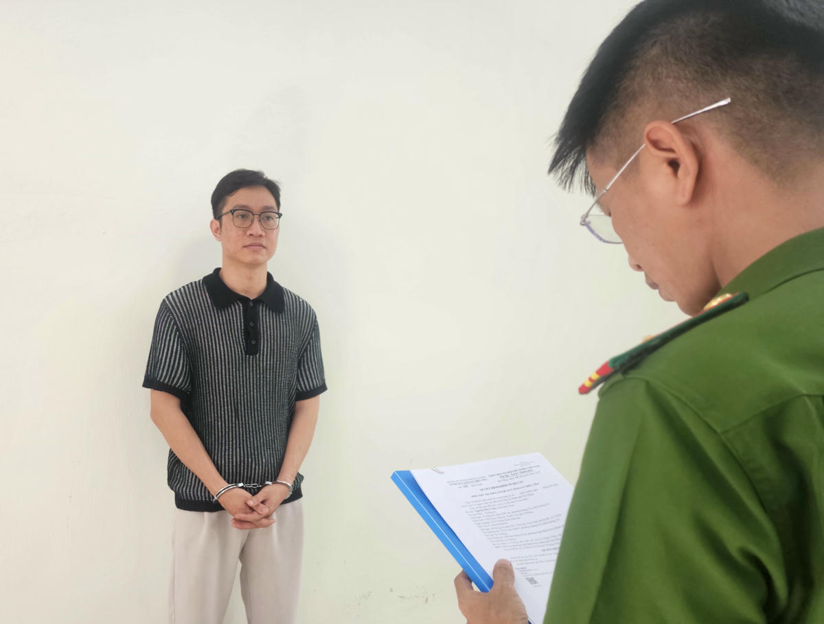 Tống đạt các quyết định khởi tố, bắt tạm giam Tuấn. Ảnh: Nguyễn Tú.