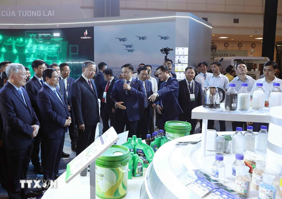 Tổng Bí thư Tô Lâm, Thủ tướng Phạm Minh Chính và các đồng chí lãnh đạo Đảng, Nhà nước tham quan triển lãm thành tựu khoa học công nghệ của Tập đoàn Công nghiệp-Năng lượng Quốc gia Việt Nam. (Ảnh: Thống Nhất/TTXVN).