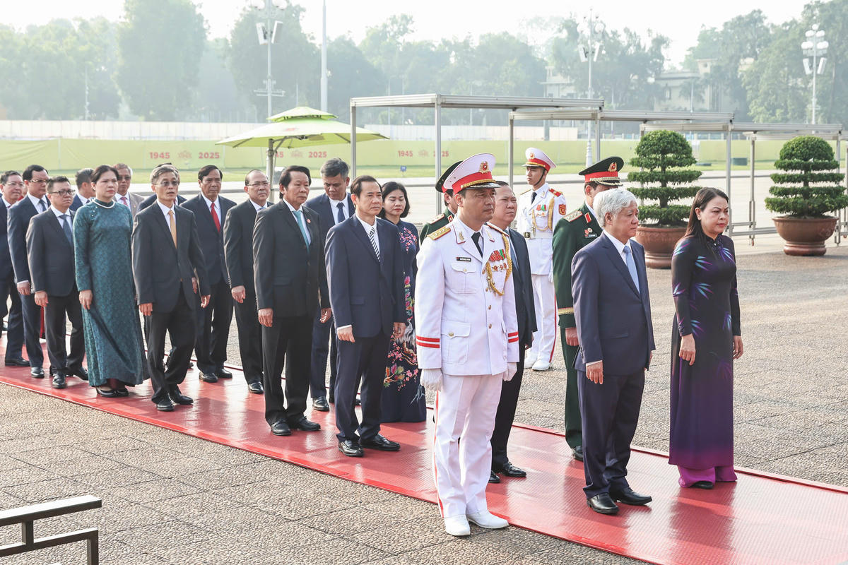 Trong không khí trang nghiêm, thành kính, các đại biểu bày tỏ lòng biết ơn vô hạn công lao của Chủ tịch Hồ Chí Minh đối với sự nghiệp cách mạng vẻ vang của Đảng và dân tộc ta. Ảnh: Quang Vinh.