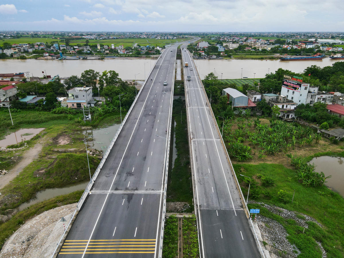 Cầu Lạc Quần là cây cầu lớn nhất trong tuyến đường Nam Định - Lạc Quần - đường bộ ven biển, có chiều dài 508,8m, rộng 17m, gồm 13 nhịp. Ảnh: Đình Minh