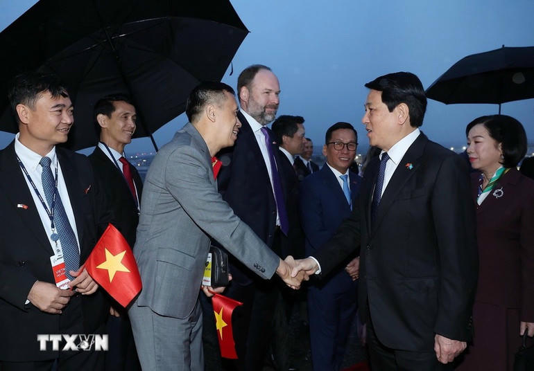 Các đại biểu đón Chủ tịch nước Lương Cường và Phu nhân tại sân bay Boeing Field Seattle, bang Washington (Hoa Kỳ). (Ảnh: TTXVN).