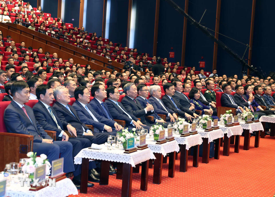 Tổng Bí thư Tô Lâm và các đại biểu dự kỷ niệm 50 năm Ngày thành lập Tập đoàn Công nghiệp- Năng lượng Quốc gia Việt Nam. (Ảnh: Thống Nhất/TTXVN).