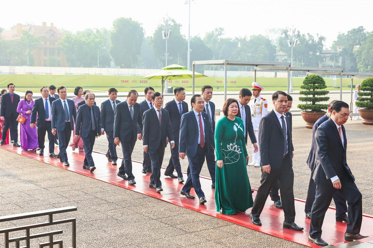 Đoàn đại biểu Đảng bộ MTTQ, các đoàn thể Trung ương vào Lăng viếng Chủ tịch Hồ Chí Minh. Ảnh: Quang Vinh.