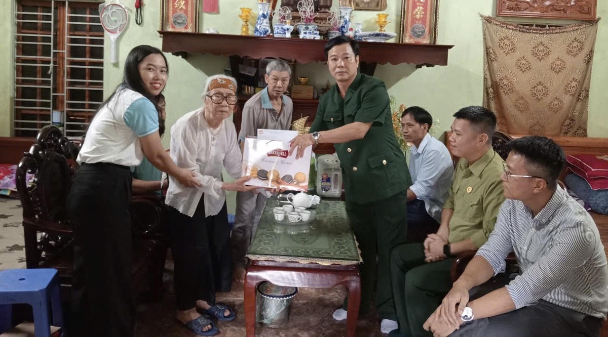 Chủ tịch Hội CCB xã Phú Xuyên tri ân gia đình Người có công nhân dịp ngày thương binh - liệt sỹ 27/7. Ảnh: Thanh Bình.