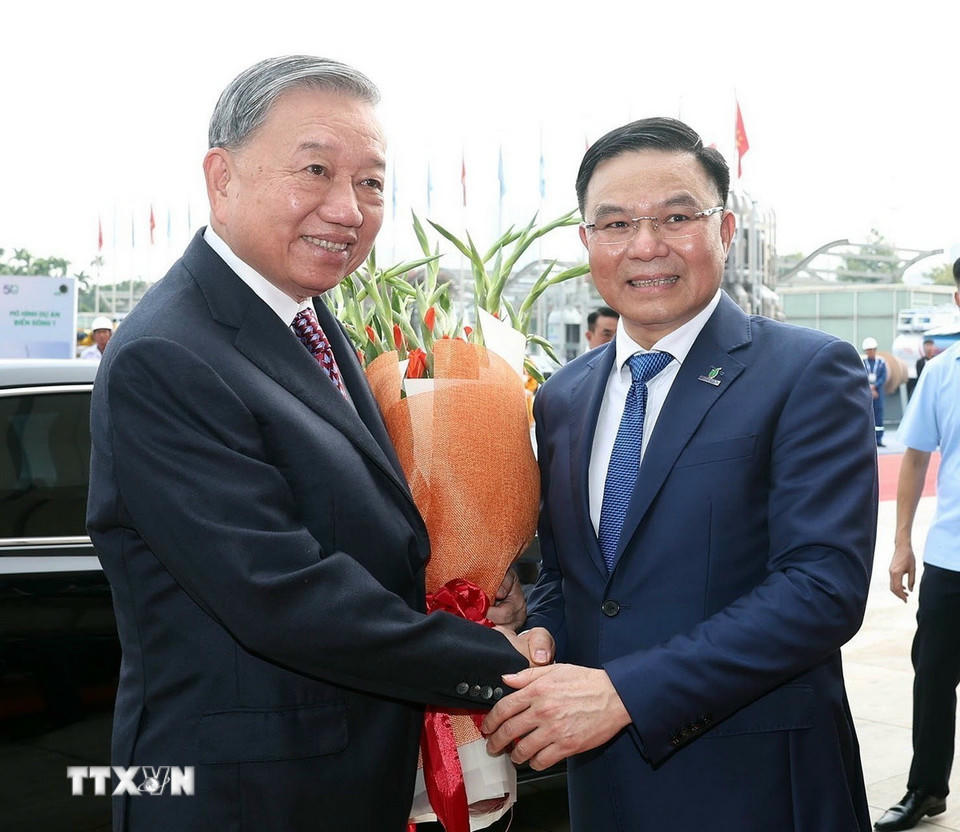 Bí thư Đảng ủy, Chủ tịch Hội đồng thành viên Petrovietnam Lê Mạnh Hùng chào mừng Tổng Bí thư Tô Lâm đến dự Lễ kỷ niệm 50 năm thành lập Tập đoàn công nghiệp-năng lượng Quốc gia Việt Nam. (Ảnh: Thống Nhất/TTXVN).