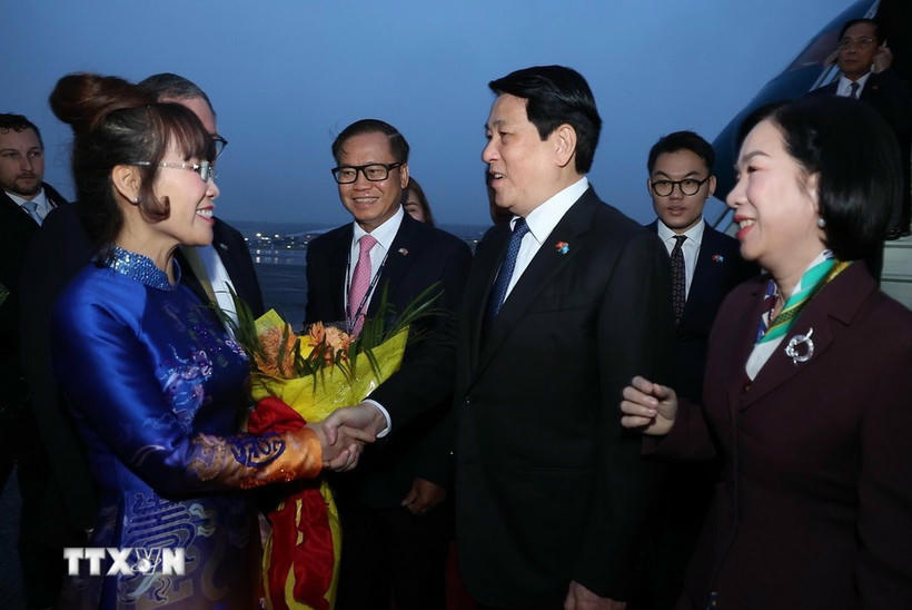 Các đại biểu đón Chủ tịch nước Lương Cường và Phu nhân tại sân bay Boeing Field Seattle, bang Washington (Hoa Kỳ). (Ảnh: TTXVN).