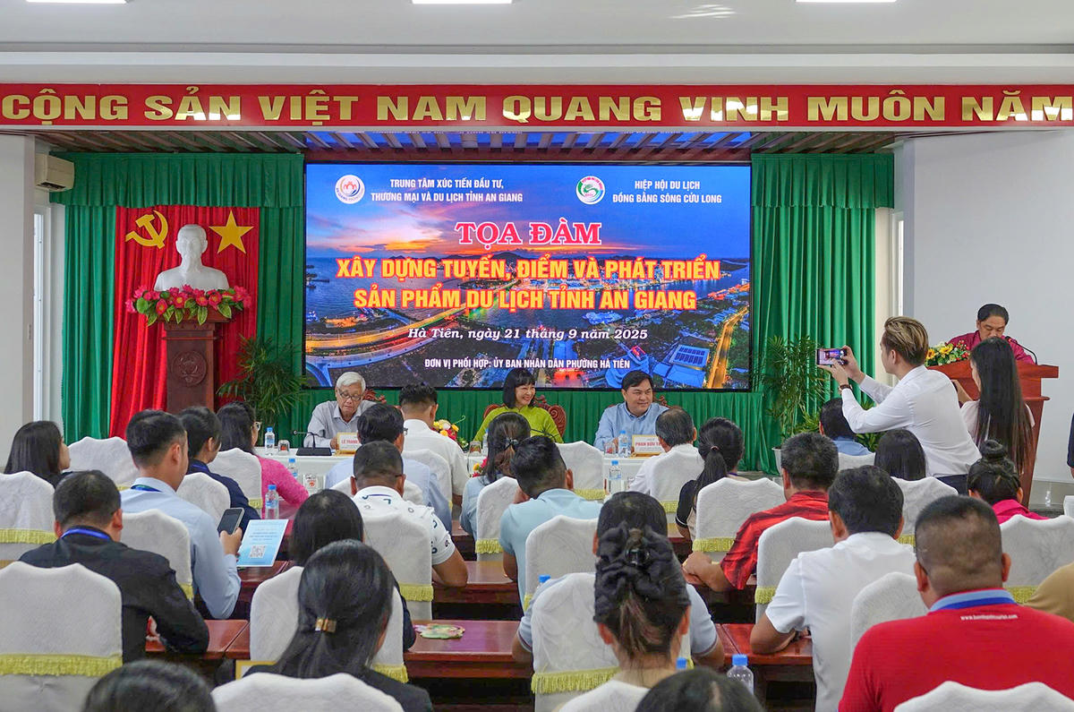 Quang cảnh buổi tọa đàm. Ảnh Nguyễn Minh.