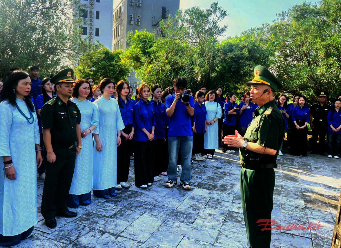 Cán bộ, giáo viên Học viện Báo chí và Tuyên truyền được cán bộ Đồn BPCK quốc tế Móng Cái giới thiệu về cột mốc biên giới và chủ quyền quốc gia.