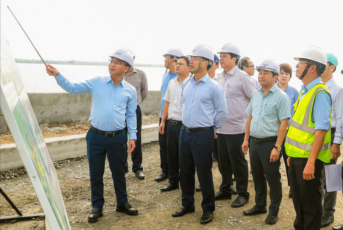 Chủ tịch UBND TP Đà Nẵng kiểm tra các công trình, dự án trọng
điểm
Chủ tịch UBND TP Đà Nẵng kiểm tra các công trình, dự án trọng
điểm