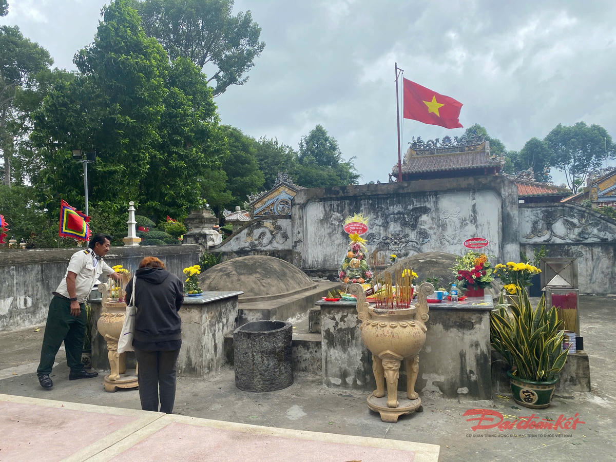 Nhân dân và đại biểu dâng hương mộ Ông Bà Tả quân Lê Văn Duyệt (Tả quân bên phải và vợ là bà Đỗ Thị Phẫn bên trái). Ảnh: Phan Trung Hoài cung cấp