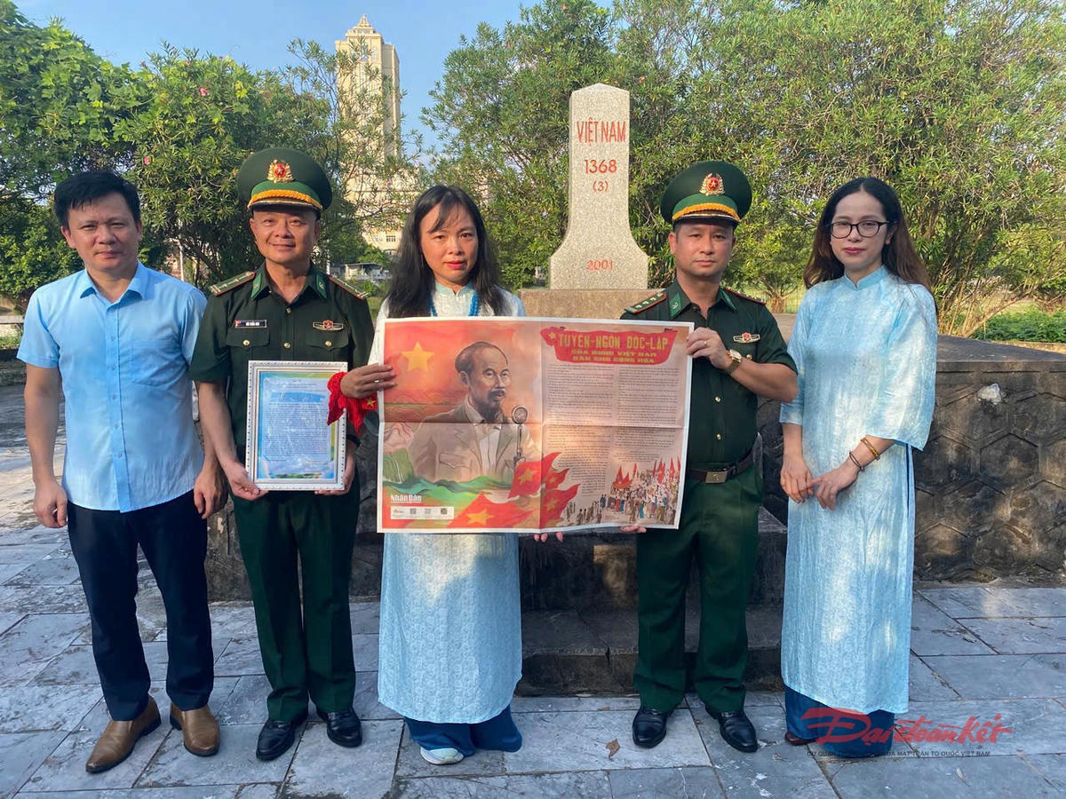 Tiết học diễn ra ngay tại cột mốc biên giới.