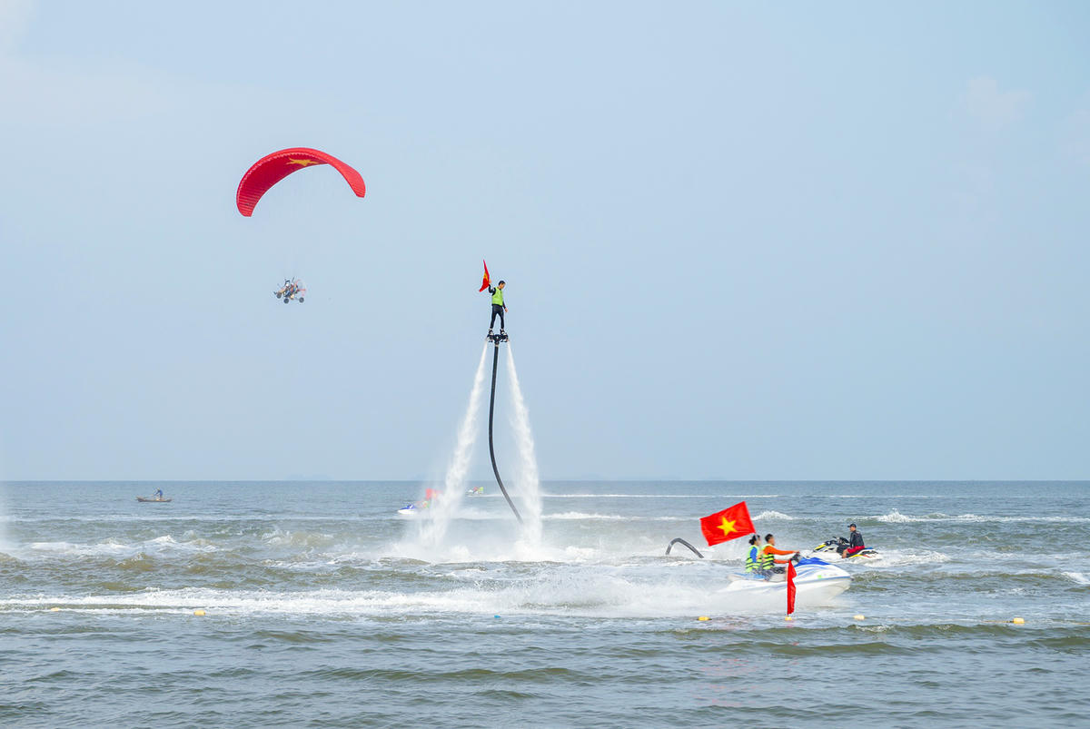 Các chuyên gia cũng gợi ý để biến tiềm năng thành lợi thế cạnh tranh thực sự, tỉnh cần kiên định định hướng phát triển sản phẩm đặc thù, mở rộng kết nối liên vùng và xuyên biên giới; đồng thời chú trọng đầu tư hạ tầng, nguồn nhân lực, chuyển đổi số và quảng bá thương hiệu... Ảnh Nguyễn Minh.