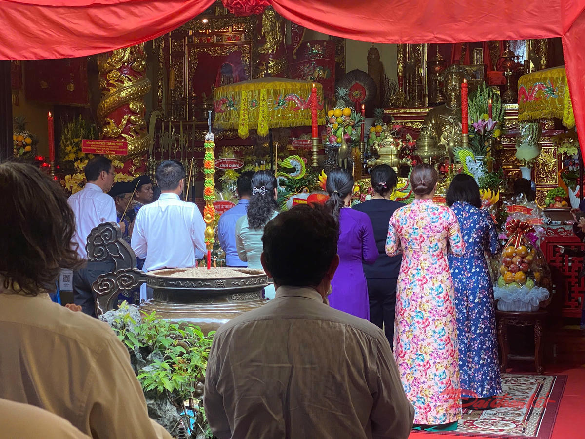 Quang cảnh lễ thắp hương tưởng nhớ Tả quân Lê Văn Duyệt trong khuôn khổ Lễ giỗ. Ảnh: Phan Trung Hoài cung cấp.