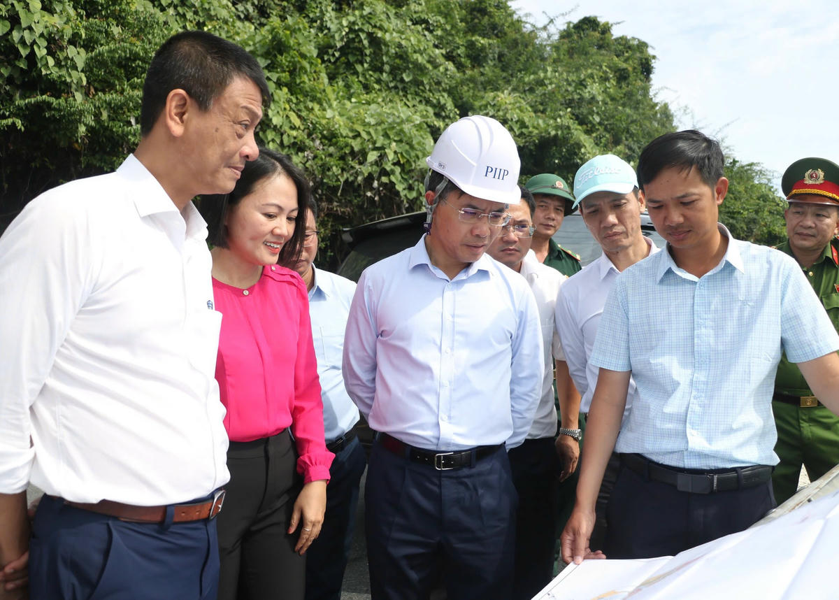 Chủ tịch UBND thành phố Phạm Đức Ấn kiểm tra dự án Khu phức hợp du lịch và đô thị nghỉ dưỡng Làng Vân. Ảnh: Nguyễn Tú.