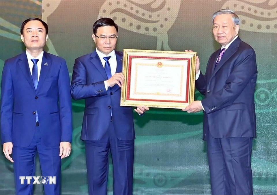 Tổng Bí thư Tô Lâm trao Huân chương Lao động hạng Nhất tặng Tập đoàn Công nghiệp-Năng lượng Quốc gia Việt Nam. (Ảnh: Thống Nhất/ TTXVN).