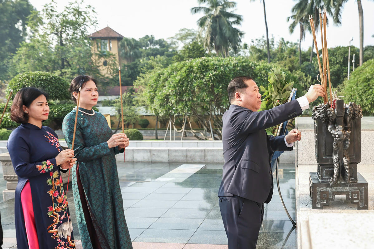 Các đại biểu dâng hương tưởng niệm các Anh hùng liệt sỹ tại Đài tưởng niệm các Anh hùng liệt sỹ Bắc Sơn. Ảnh: Quang Vinh.