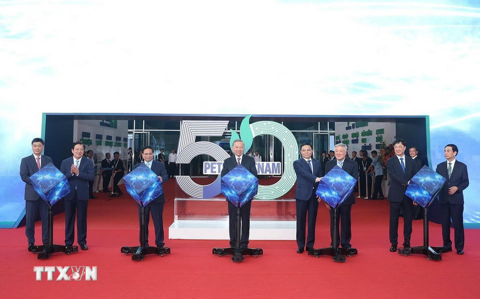 Tổng Bí thư Tô Lâm, Thủ tướng Phạm Minh Chính và các đồng chí lãnh đạo Đảng, Nhà nước thực hiện nghi thức khai mạc triển lãm thành tựu khoa học công nghệ. (Ảnh: Thống Nhất/TTXVN).