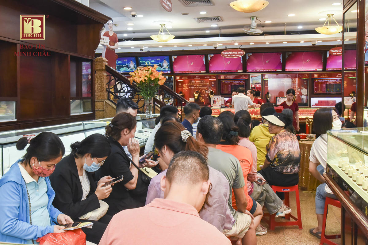 Người dân xếp hàng chờ mua vàng tại một cửa hàng của Bảo Tín Minh Châu.
